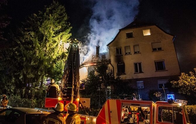 Gebäudevollbrand fordert Verletzte und zwei Tote Hunde - Bild 23_10