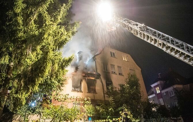 Gebäudevollbrand fordert Verletzte und zwei Tote Hunde - Bild 22_11