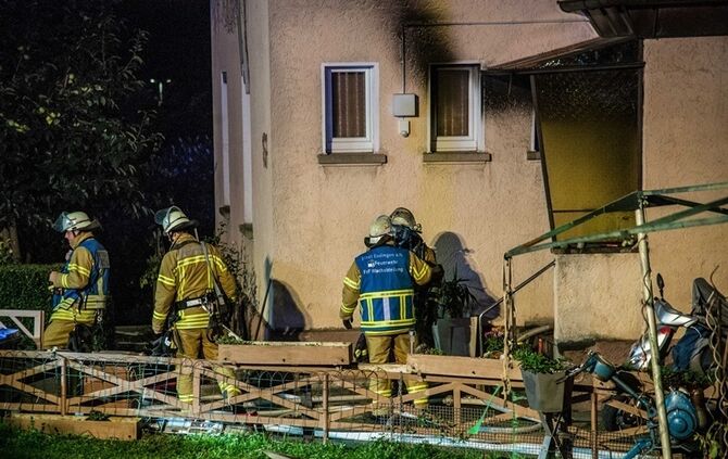 Gebäudevollbrand fordert Verletzte und zwei Tote Hunde - Bild 21_12