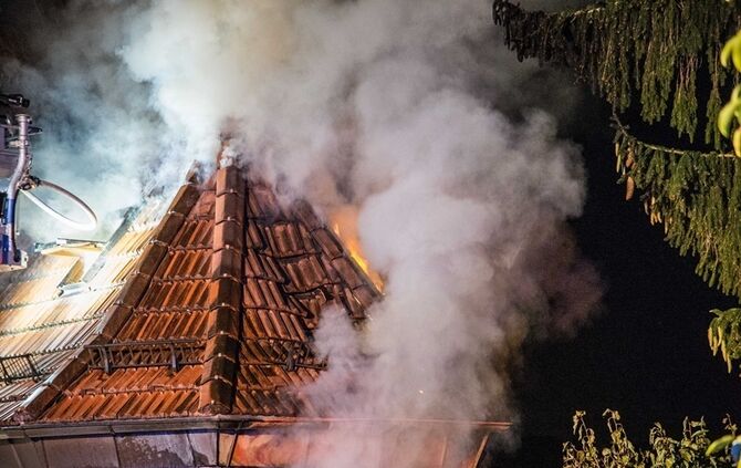 Gebäudevollbrand fordert Verletzte und zwei Tote Hunde - Bild 20_13