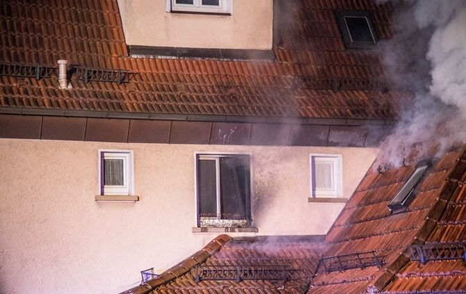 Gebäudevollbrand fordert Verletzte und zwei Tote Hunde - Bild 19_14