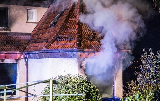 Gebäudevollbrand fordert Verletzte und zwei Tote Hunde - Bild 18_15