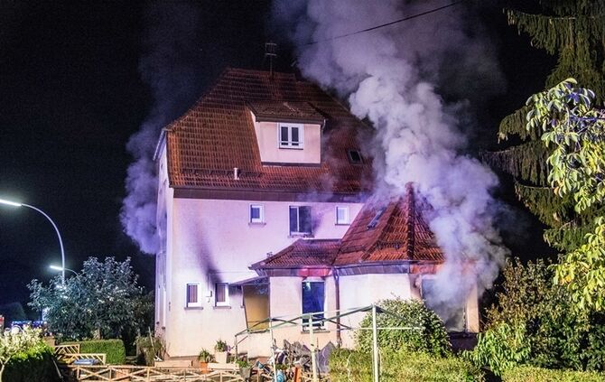 Gebäudevollbrand fordert Verletzte und zwei Tote Hunde - Bild 17_16