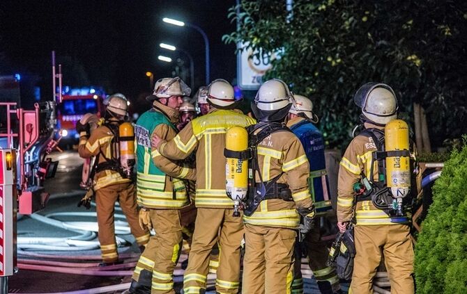 Gebäudevollbrand fordert Verletzte und zwei Tote Hunde - Bild 16_17