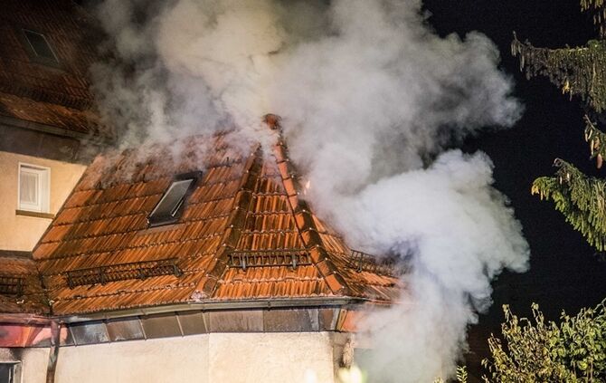 Gebäudevollbrand fordert Verletzte und zwei Tote Hunde - Bild 15_18