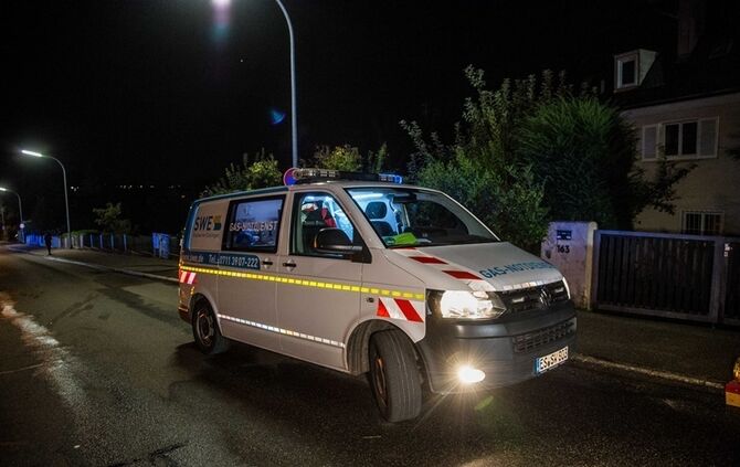 Gebäudevollbrand fordert Verletzte und zwei Tote Hunde - Bild 13_20