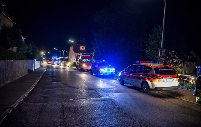 Gebäudevollbrand fordert Verletzte und zwei Tote Hunde - Bild 12_21