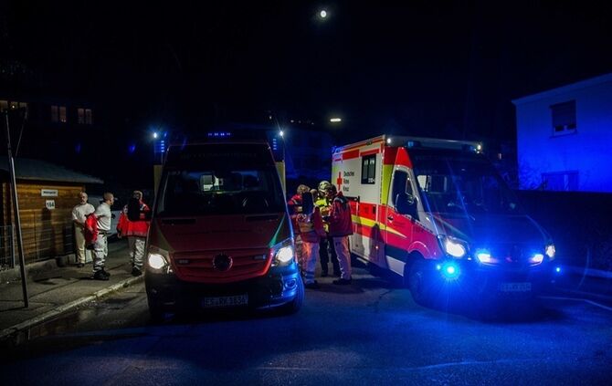 Gebäudevollbrand fordert Verletzte und zwei Tote Hunde - Bild 11_22