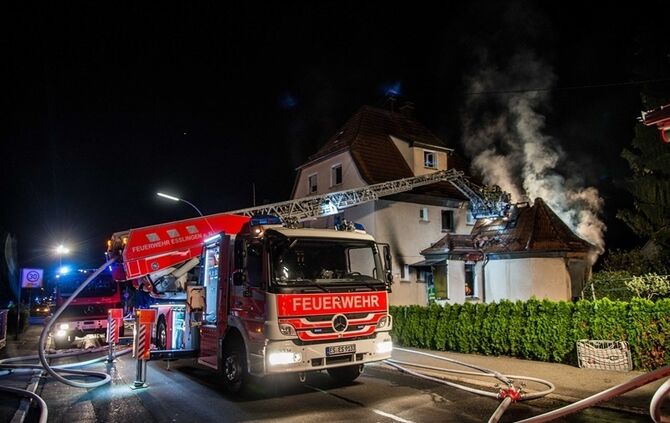 Gebäudevollbrand fordert Verletzte und zwei Tote Hunde - Bild 10_23