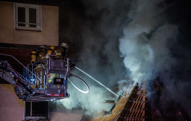 Gebäudevollbrand fordert Verletzte und zwei Tote Hunde - Bild 09_24