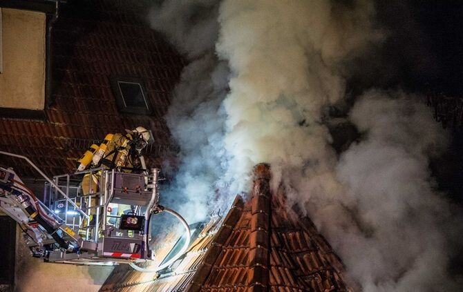 Gebäudevollbrand fordert Verletzte und zwei Tote Hunde - Bild 08_25
