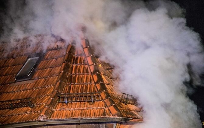 Gebäudevollbrand fordert Verletzte und zwei Tote Hunde - Bild 07_26