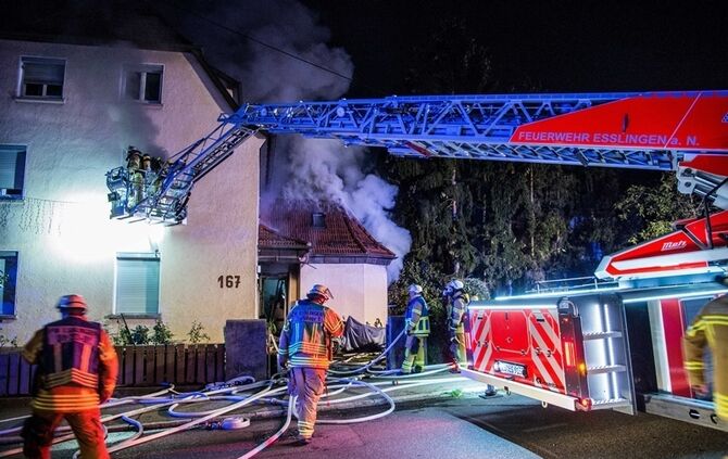 Gebäudevollbrand fordert Verletzte und zwei Tote Hunde - Bild 06_27
