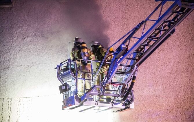 Gebäudevollbrand fordert Verletzte und zwei Tote Hunde - Bild 05_28