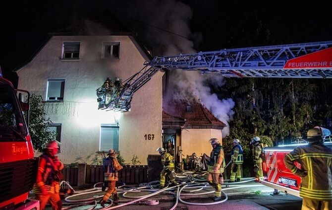 Gebäudevollbrand fordert Verletzte und zwei Tote Hunde - Bild 04_29
