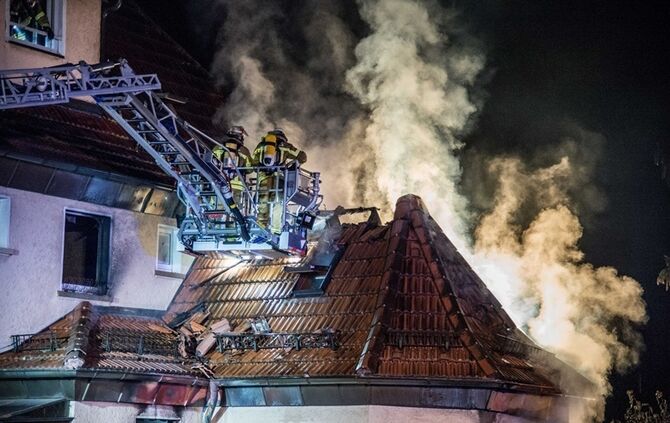 Gebäudevollbrand fordert Verletzte und zwei Tote Hunde - Bild 02_31