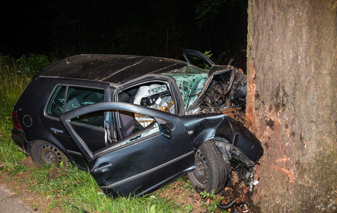 Autofahrer stirbt bei Unfall - Bild 02_1
