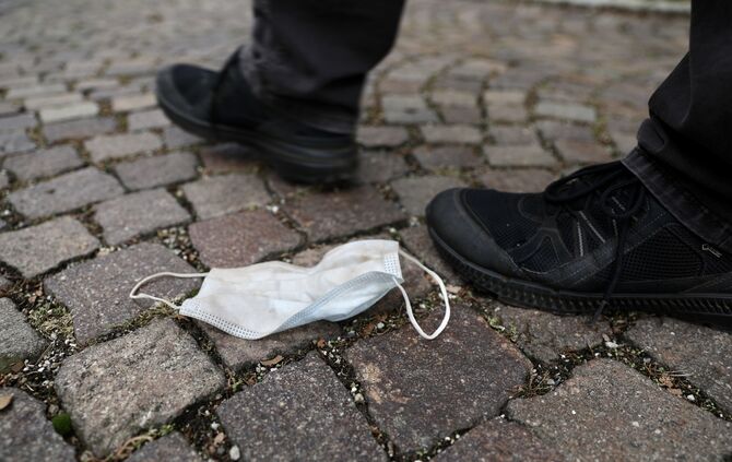 Maske Corona Mundschutz Maskenverweigerer Müll Boden Symbol Symbolbild symbolfoto