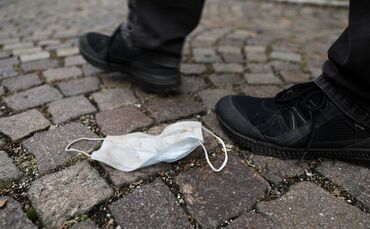 Maske Corona Mundschutz Maskenverweigerer Müll Boden Symbol Symbolbild symbolfoto