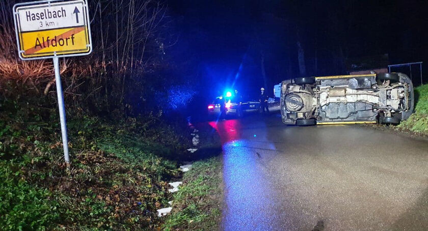 Unfall, umgestürztes Postauto, Maierhofweg, Alfdorf, 15.12.2020.