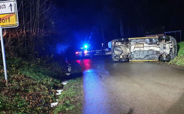 Unfall, umgestürztes Postauto, Maierhofweg, Alfdorf, 15.12.2020.