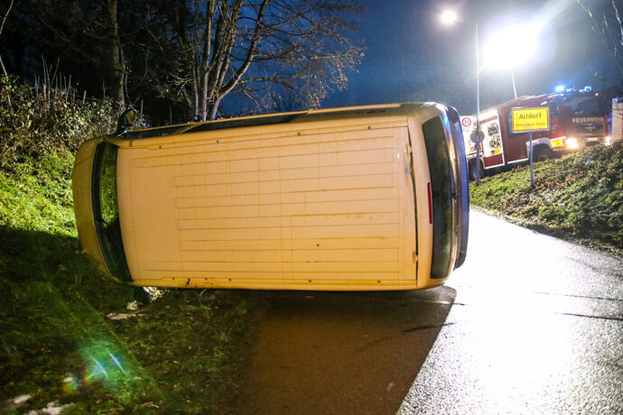 Unfall, umgestürztes Postauto, Maierhofweg, Alfdorf, 15.12.2020.