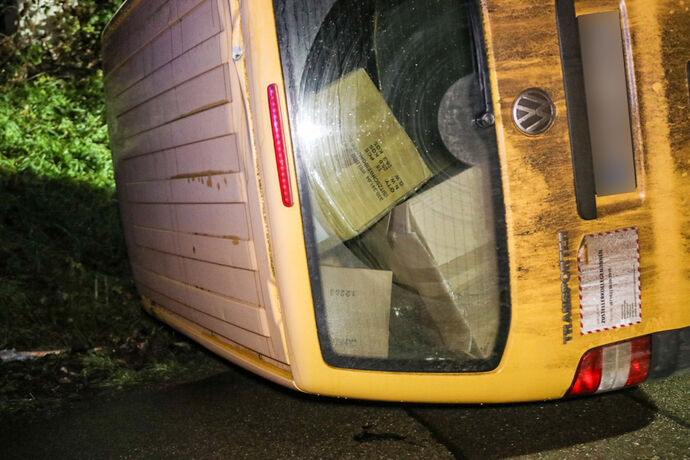 Unfall, umgestürztes Postauto, Maierhofweg, Alfdorf, 15.12.2020.