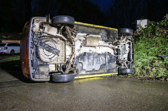 Unfall, umgestürztes Postauto, Maierhofweg, Alfdorf, 15.12.2020.