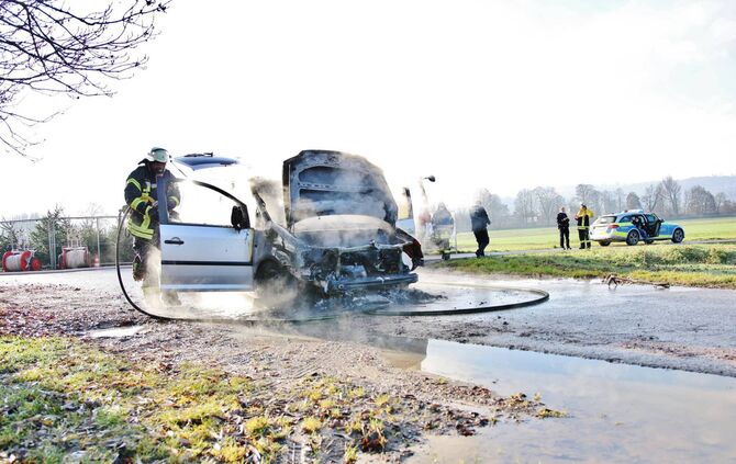 Schorndorf: VW Caddy brennt auf Parkplatz von Tannenbaumverkauf aus - Feuerwehr im Löschangriff