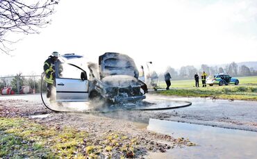 Schorndorf: VW Caddy brennt auf Parkplatz von Tannenbaumverkauf aus - Feuerwehr im Löschangriff