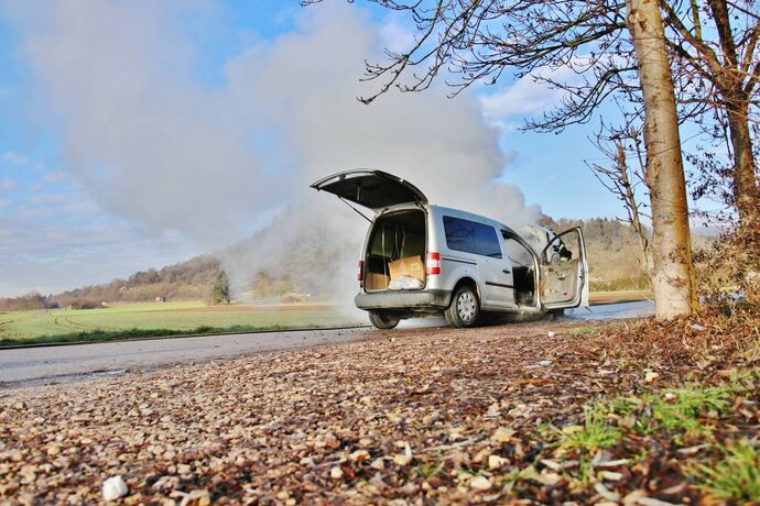 Schorndorf: VW Caddy brennt auf Parkplatz von Tannenbaumverkauf aus - Feuerwehr im Löschangriff