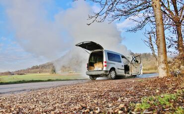Schorndorf: VW Caddy brennt auf Parkplatz von Tannenbaumverkauf aus - Feuerwehr im Löschangriff