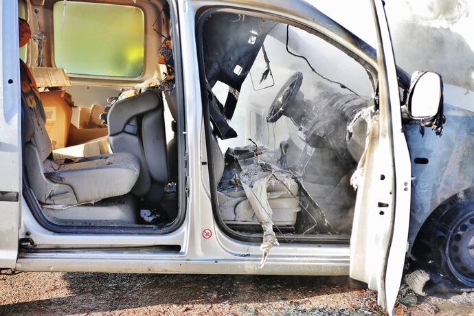 Schorndorf: VW Caddy brennt auf Parkplatz von Tannenbaumverkauf aus - Feuerwehr im Löschangriff