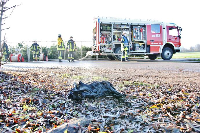Schorndorf: VW Caddy brennt auf Parkplatz von Tannenbaumverkauf aus - Feuerwehr im Löschangriff
