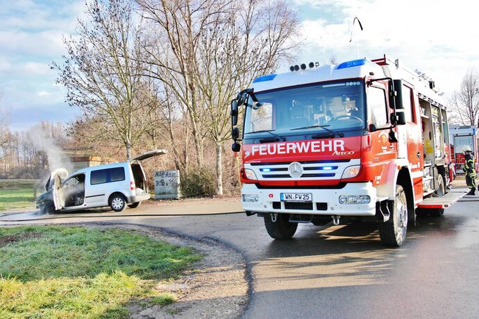 Schorndorf: VW Caddy brennt auf Parkplatz von Tannenbaumverkauf aus - Feuerwehr im Löschangriff