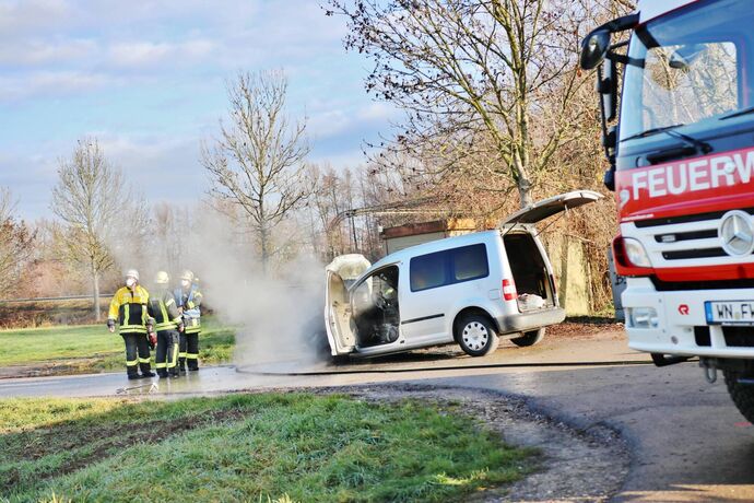 Schorndorf: VW Caddy brennt auf Parkplatz von Tannenbaumverkauf aus - Feuerwehr im Löschangriff