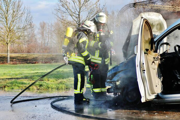 Schorndorf: VW Caddy brennt auf Parkplatz von Tannenbaumverkauf aus - Feuerwehr im Löschangriff