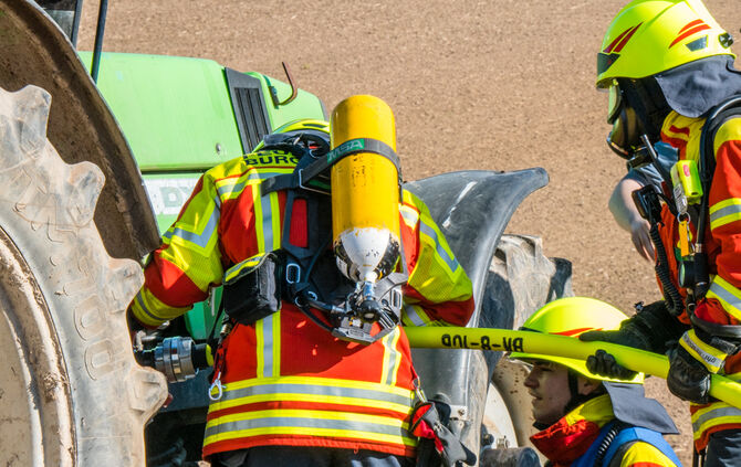 Feuerwehr löschte Brand in Traktor - Bild 07_0
