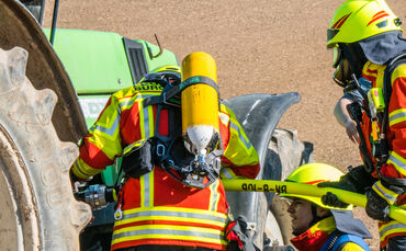 Feuerwehr löschte Brand in Traktor - Bild 07_0