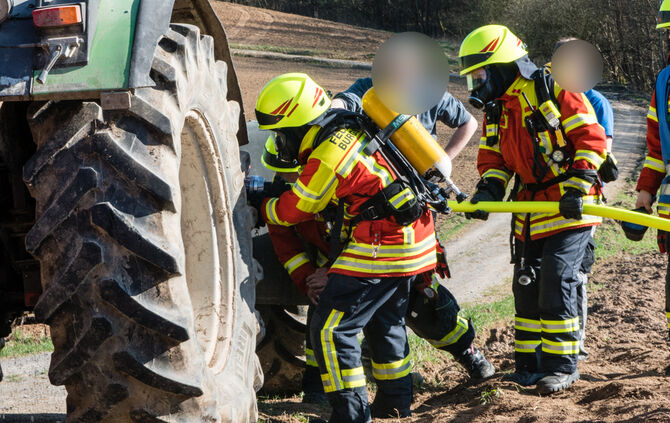 Feuerwehr löschte Brand in Traktor - Bild 05_1
