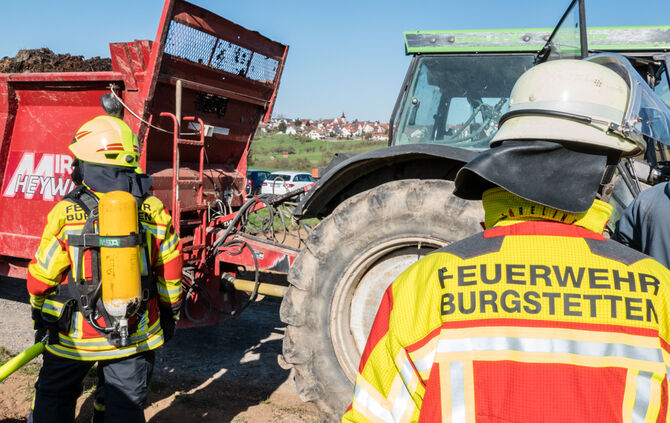 Feuerwehr löschte Brand in Traktor - Bild 01_2