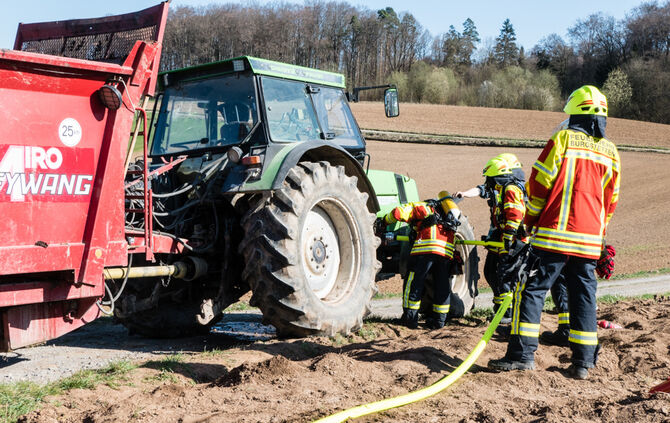 Feuerwehr löschte Brand in Traktor - Bild 02_3