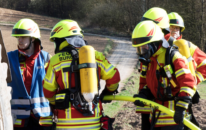 Feuerwehr löschte Brand in Traktor - Bild 03_4