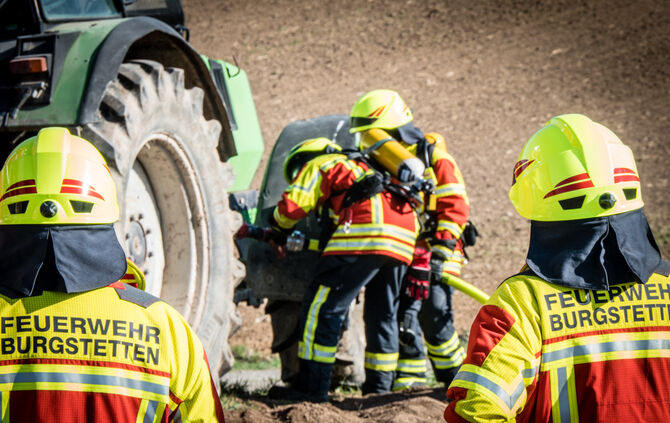 Feuerwehr löschte Brand in Traktor - Bild 04_5