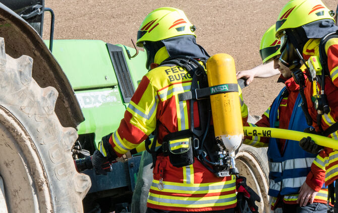 Feuerwehr löschte Brand in Traktor - Bild 06_6