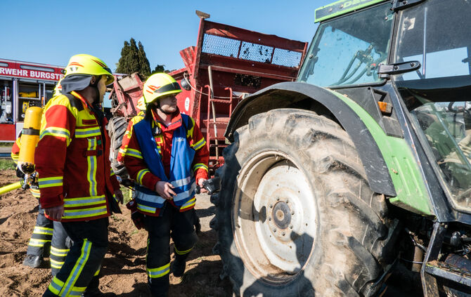 Feuerwehr löschte Brand in Traktor - Bild 08_7