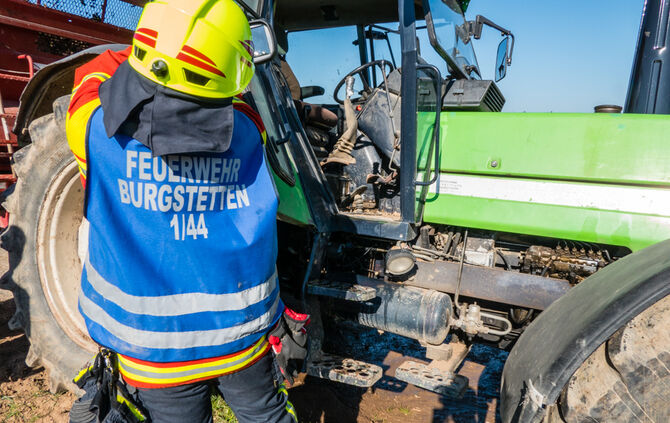 Feuerwehr löschte Brand in Traktor - Bild 09_8