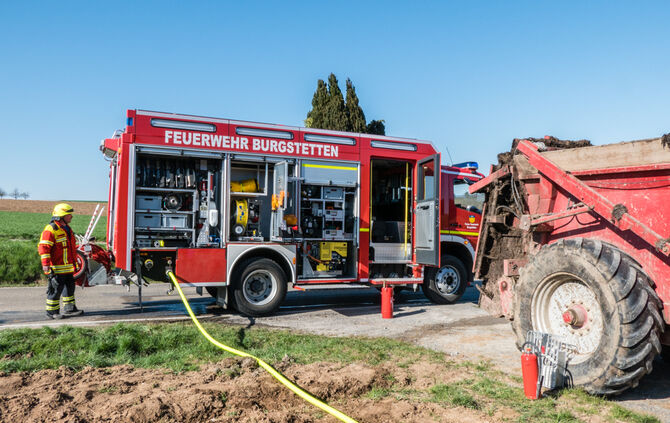 Feuerwehr löschte Brand in Traktor - Bild 10_9