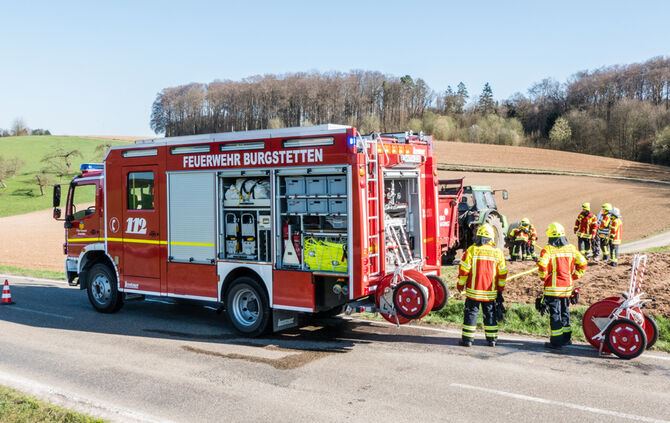 Feuerwehr löschte Brand in Traktor - Bild 11_10