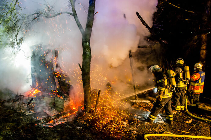 Gartenhaus im Vollbrand, Feuerwehr Winnenden, Gemarkung Leutenbach, 18.12.2020.